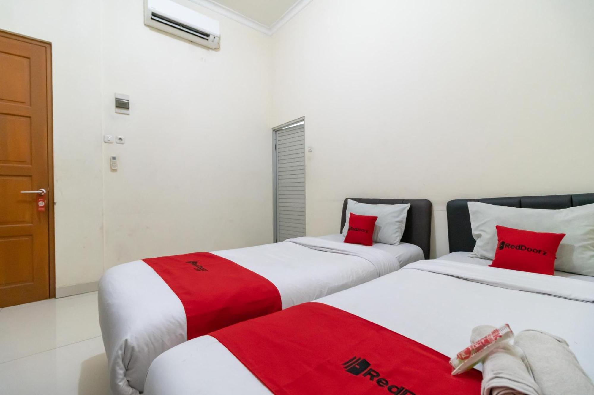 Reddoorz Near Universitas Esa Unggul Bekasi Harapan Indah Exteriér fotografie