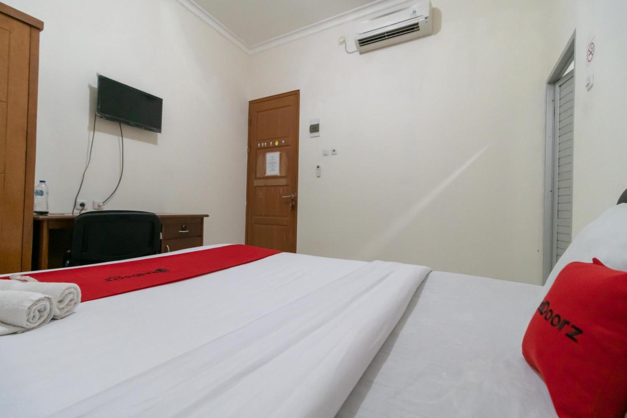 Reddoorz Near Universitas Esa Unggul Bekasi Harapan Indah Exteriér fotografie