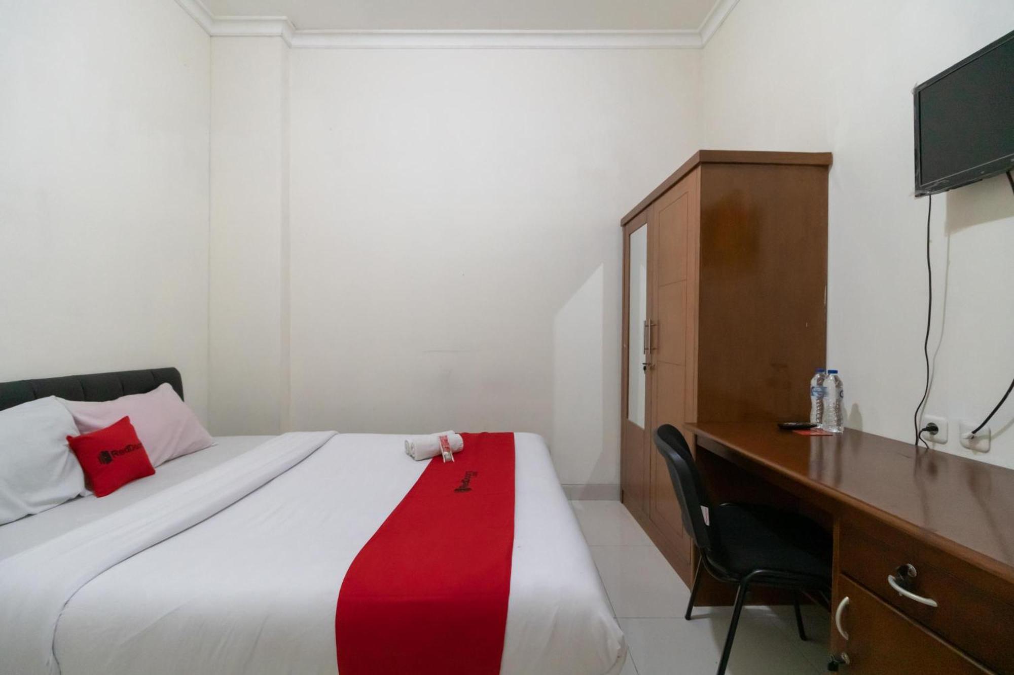 Reddoorz Near Universitas Esa Unggul Bekasi Harapan Indah Exteriér fotografie